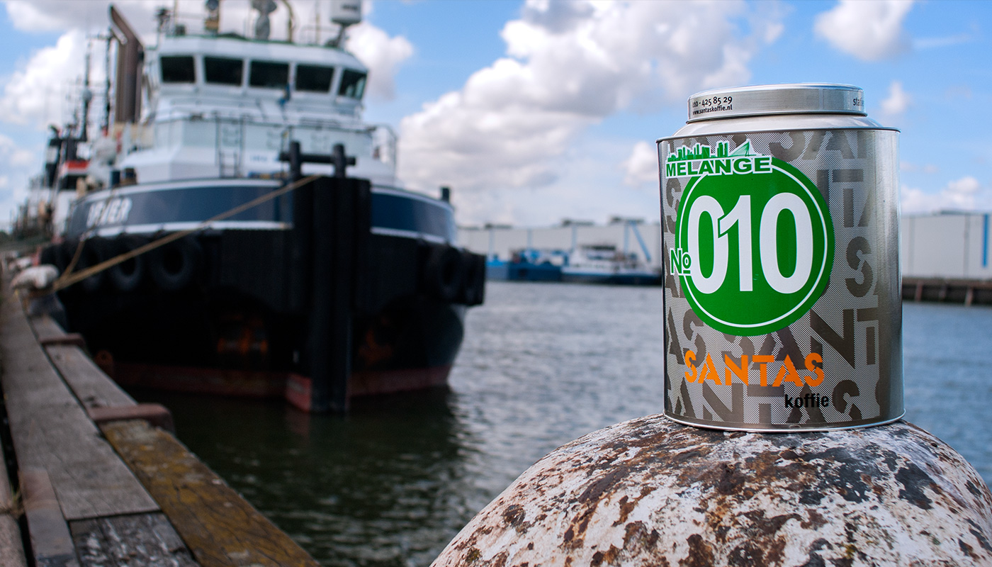 Ruwe koffiebonen komen per schip binnen bij Santas Koffie in de Vertrekhal aan de Oranjelijn