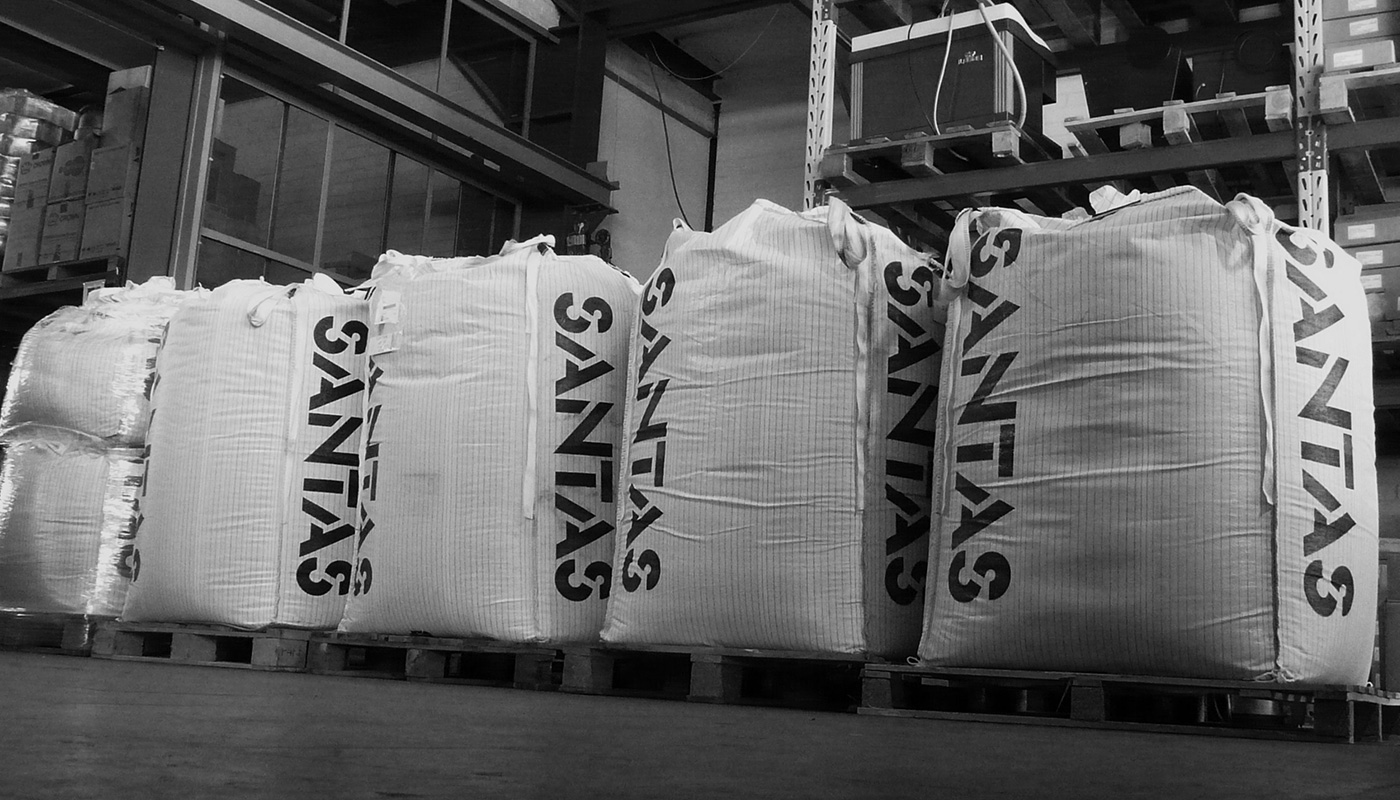Koffiebonen van Santas Koffie: opgeslagen in grote zakken